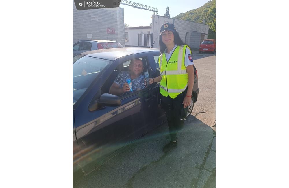 FOTO: Trenčianski policajti uverejnili správu o svojej akcii. Takto na to zareagovali ľudia, foto 1
