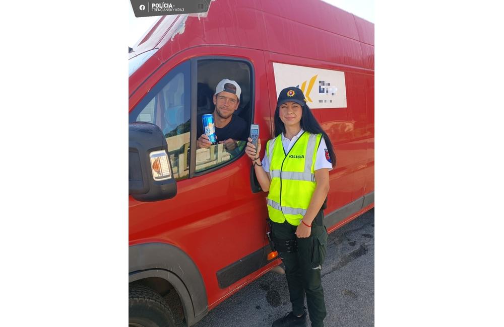 FOTO: Trenčianski policajti uverejnili správu o svojej akcii. Takto na to zareagovali ľudia, foto 3