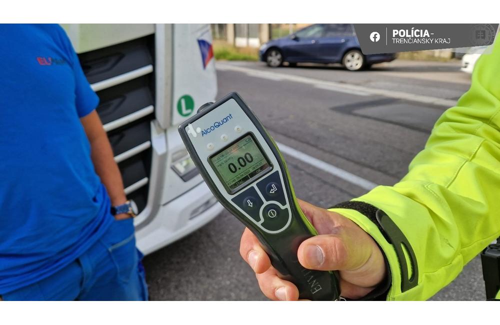 FOTO: Trenčianski policajti uverejnili správu o svojej akcii. Takto na to zareagovali ľudia, foto 4