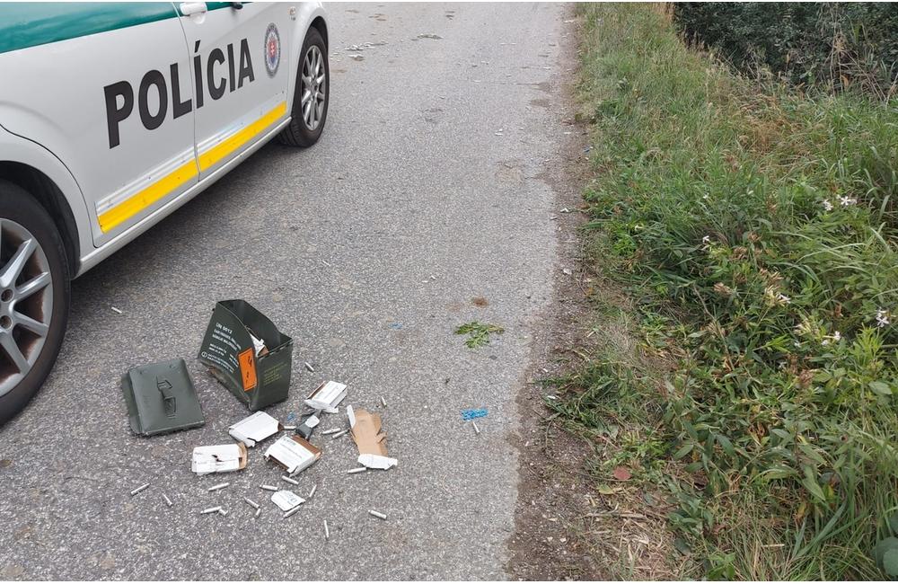 FOTO: Poplach neďaleko Prievidze. Na ceste sa váľala debnička s rozsypaným podozrivým obsahom, foto 1