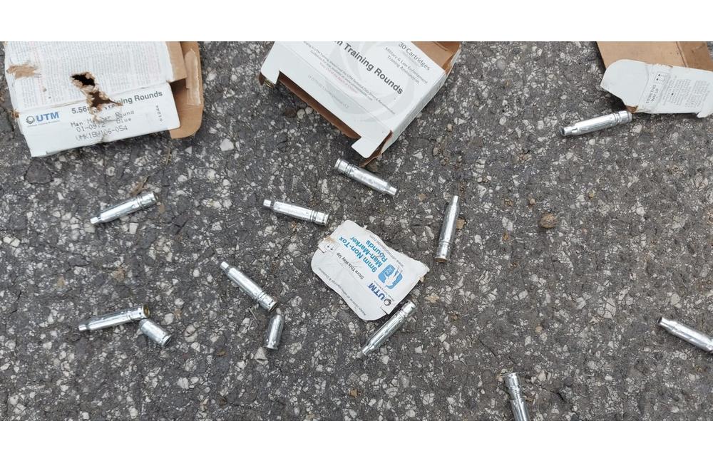 FOTO: Poplach neďaleko Prievidze. Na ceste sa váľala debnička s rozsypaným podozrivým obsahom, foto 2