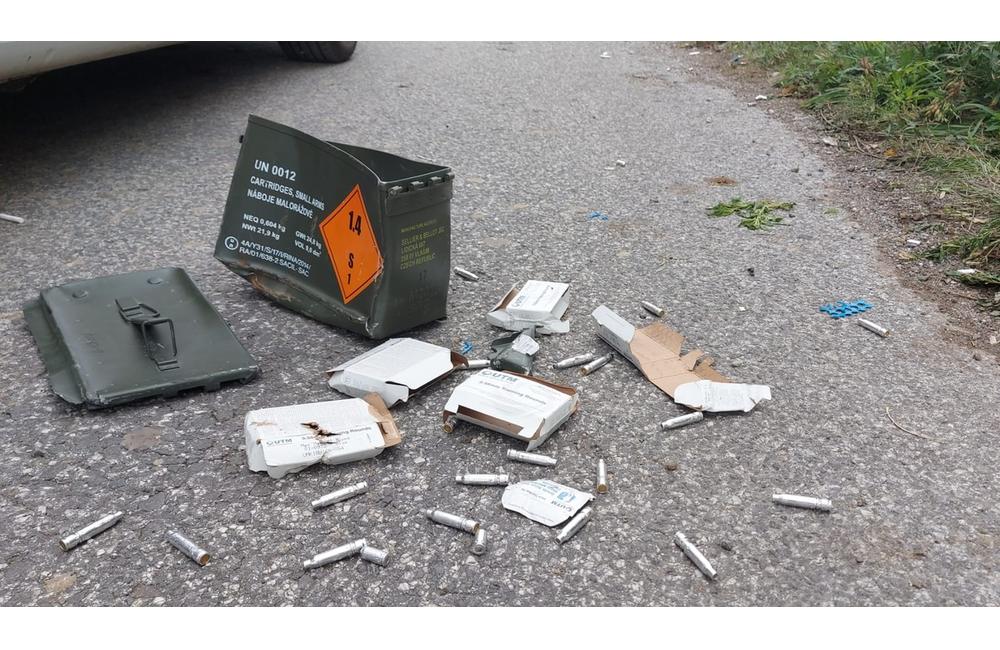 FOTO: Poplach neďaleko Prievidze. Na ceste sa váľala debnička s rozsypaným podozrivým obsahom, foto 3