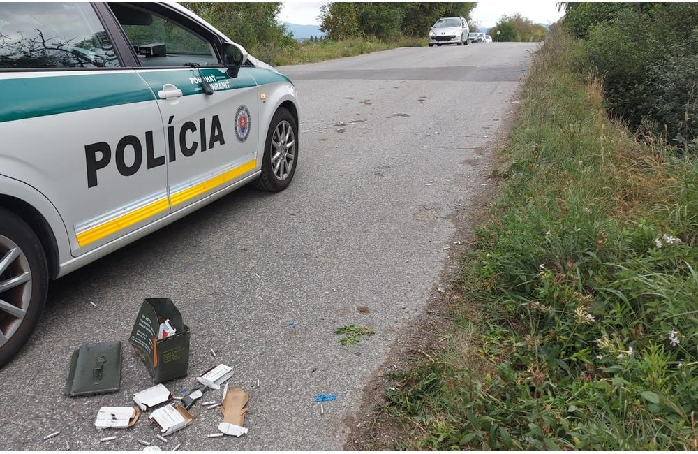 FOTO: Poplach neďaleko Prievidze. Na ceste sa váľala debnička s rozsypaným podozrivým obsahom, foto 4