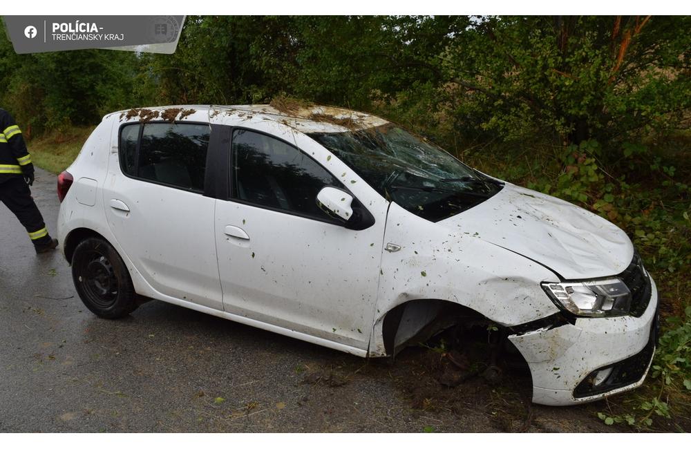 FOTO: Auto pri Novom Meste nad Váhom skončilo na streche, foto 1