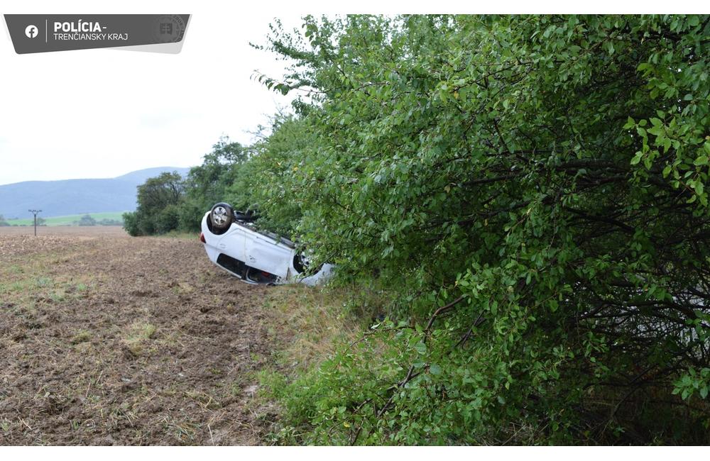 FOTO: Auto pri Novom Meste nad Váhom skončilo na streche, foto 3