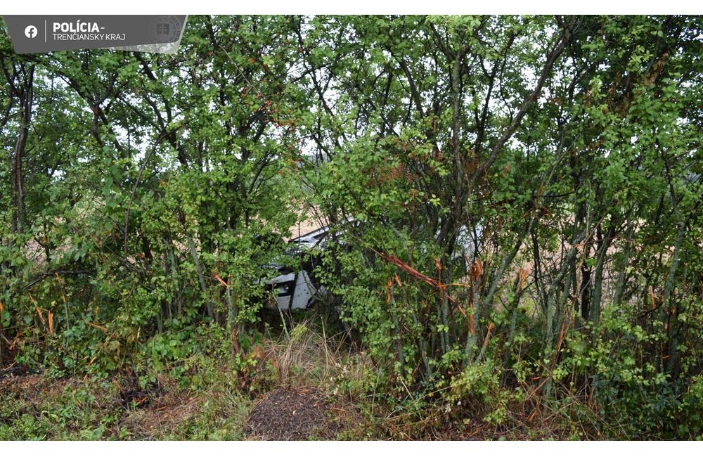 FOTO: Auto pri Novom Meste nad Váhom skončilo na streche, foto 5