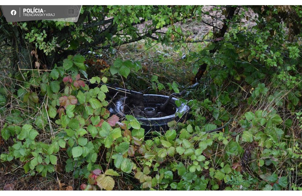 FOTO: Auto pri Novom Meste nad Váhom skončilo na streche, foto 2