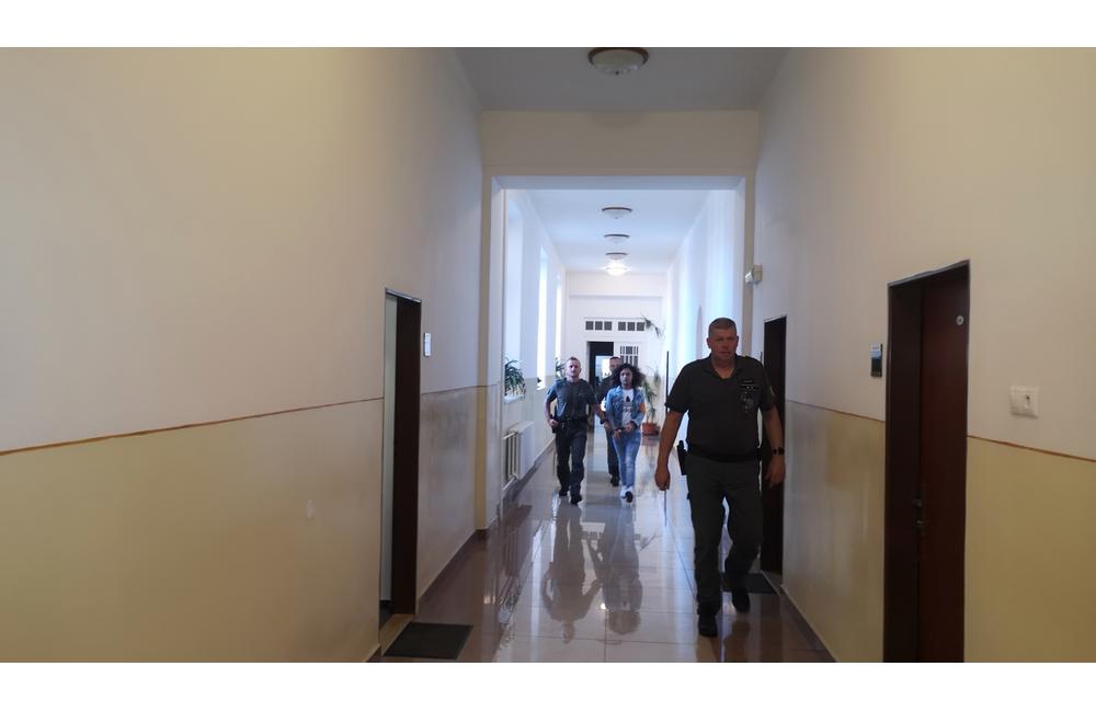 FOTO: Transvestita Kim opäť na súde vyvádzal. Žiadal prepustenie na kauciu, foto 2