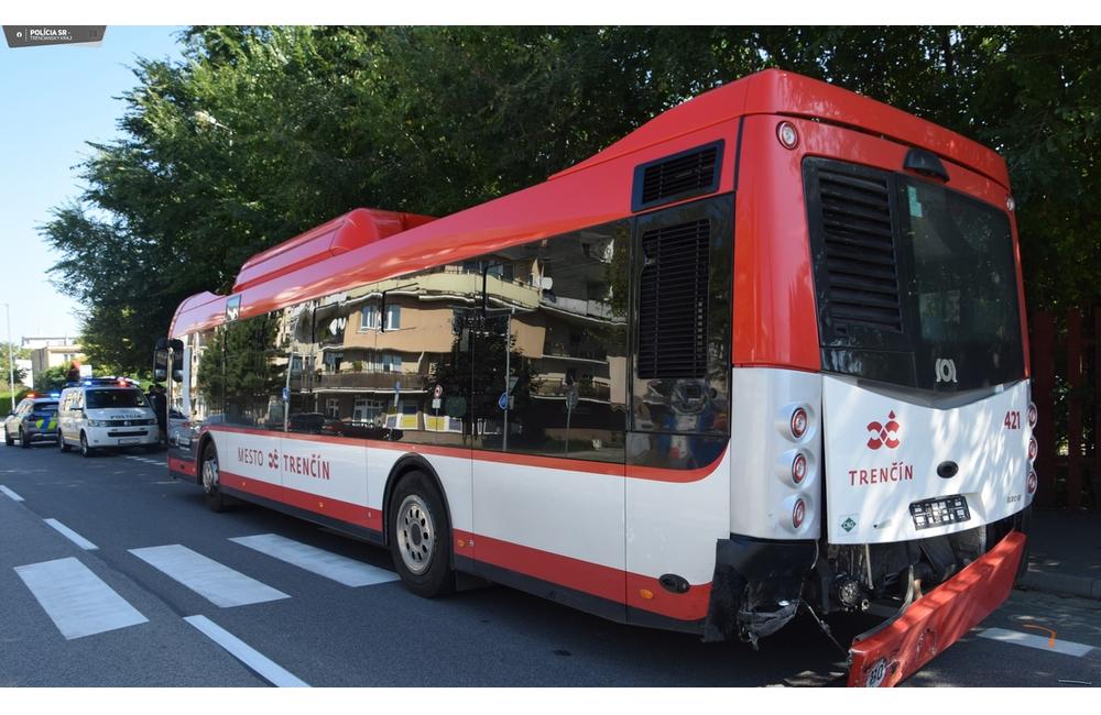 FOTO: Vodič v Trenčíne narazil do autobusu MHD, foto 2