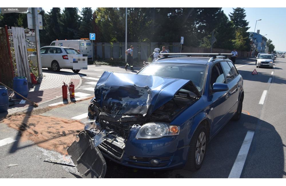 FOTO: Vodič v Trenčíne narazil do autobusu MHD, foto 3