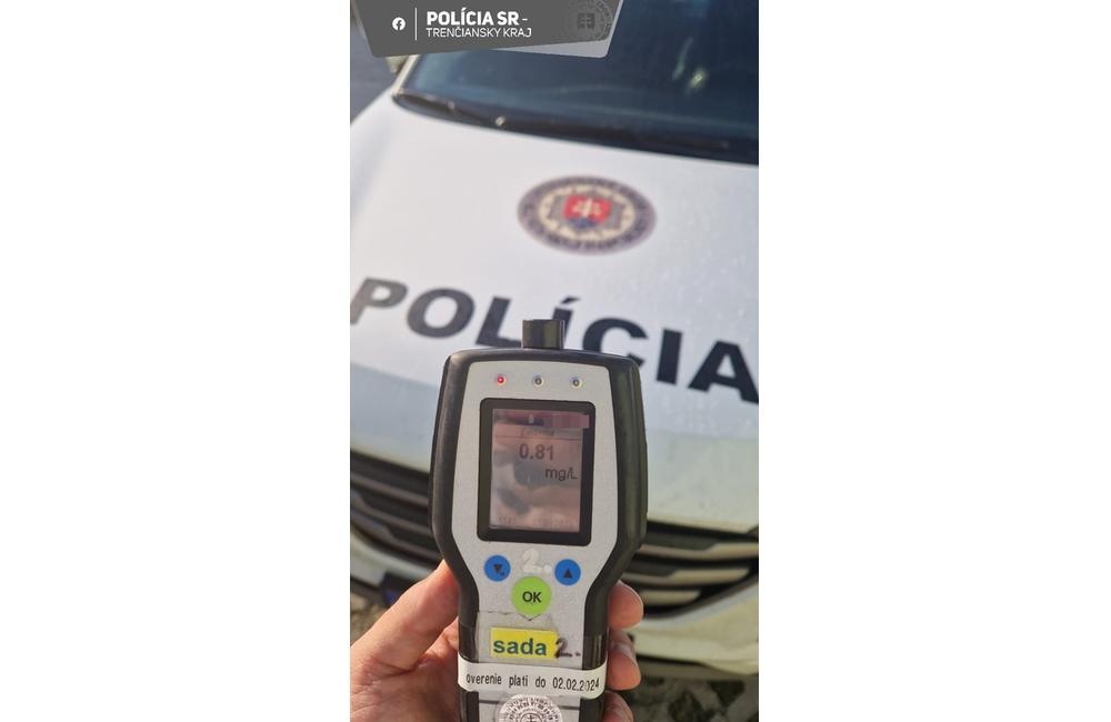 FOTO: Vodič v Trenčíne narazil do autobusu MHD, foto 1