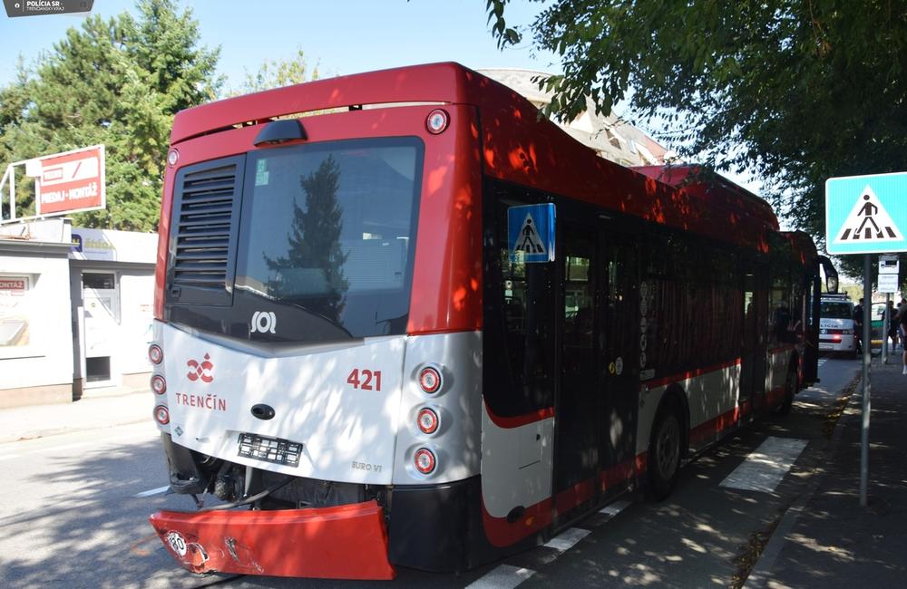 FOTO: Vodič v Trenčíne narazil do autobusu MHD, foto 4