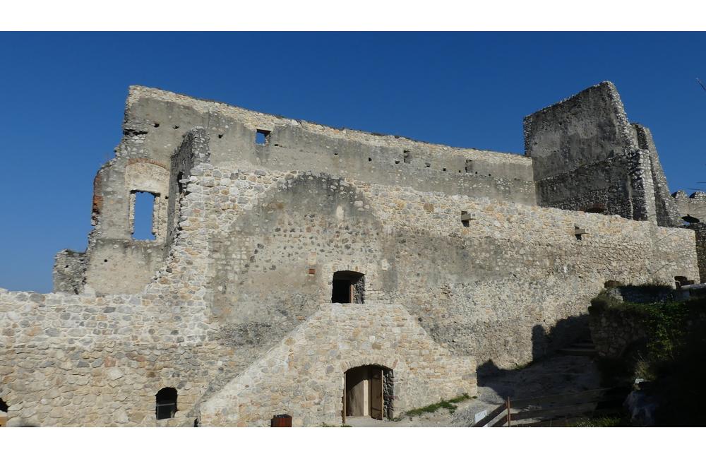 FOTO: Hrad Beckov vstáva z popola. Takýto výhľad návštevník zažije po prvýkrát, foto 1