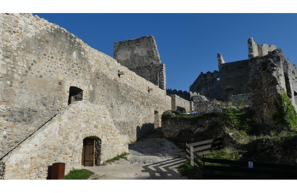 FOTO: Hrad Beckov vstáva z popola. Takýto výhľad návštevník zažije po prvýkrát, foto 3