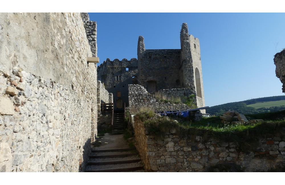 FOTO: Hrad Beckov vstáva z popola. Takýto výhľad návštevník zažije po prvýkrát, foto 5
