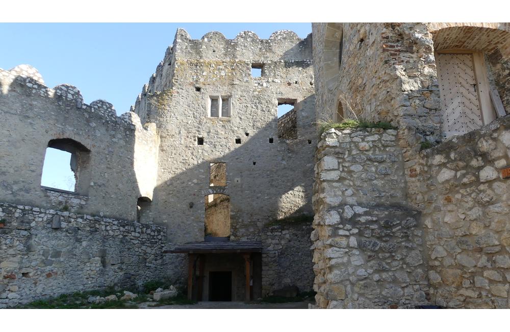 FOTO: Hrad Beckov vstáva z popola. Takýto výhľad návštevník zažije po prvýkrát, foto 8