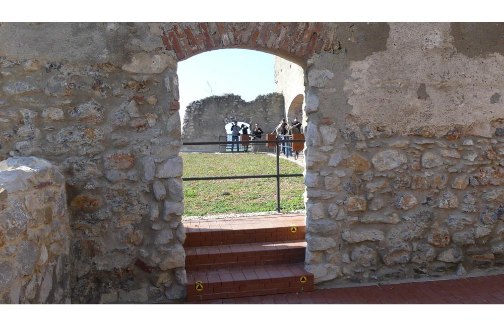 FOTO: Hrad Beckov vstáva z popola. Takýto výhľad návštevník zažije po prvýkrát, foto 9