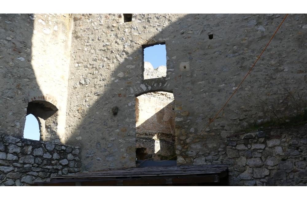 FOTO: Hrad Beckov vstáva z popola. Takýto výhľad návštevník zažije po prvýkrát, foto 13