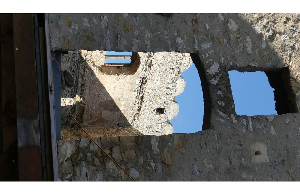 FOTO: Hrad Beckov vstáva z popola. Takýto výhľad návštevník zažije po prvýkrát, foto 14