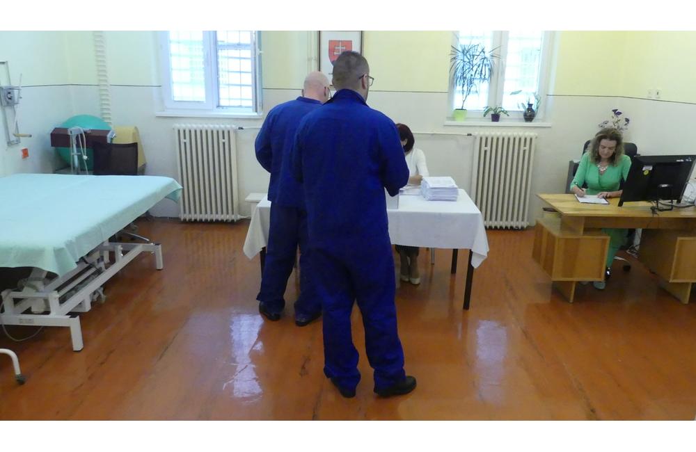FOTO: Volilo sa aj vo väzenskej nemocnici v Trenčíne, právo voliť ale využilo len približne 20 percent väzňov, foto 2
