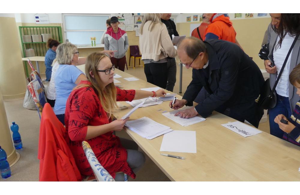 FOTO: K volebnej urne prišiel aj primátor Trenčína Richard Rybníček, foto 3