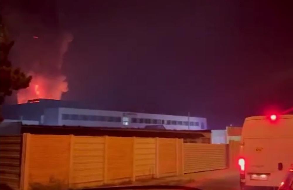 FOTO: Rozsiahly požiar v Trenčíne. Na mieste zasahujú desiatky dobrovoľných aj profesionálnych hasičov, foto 1
