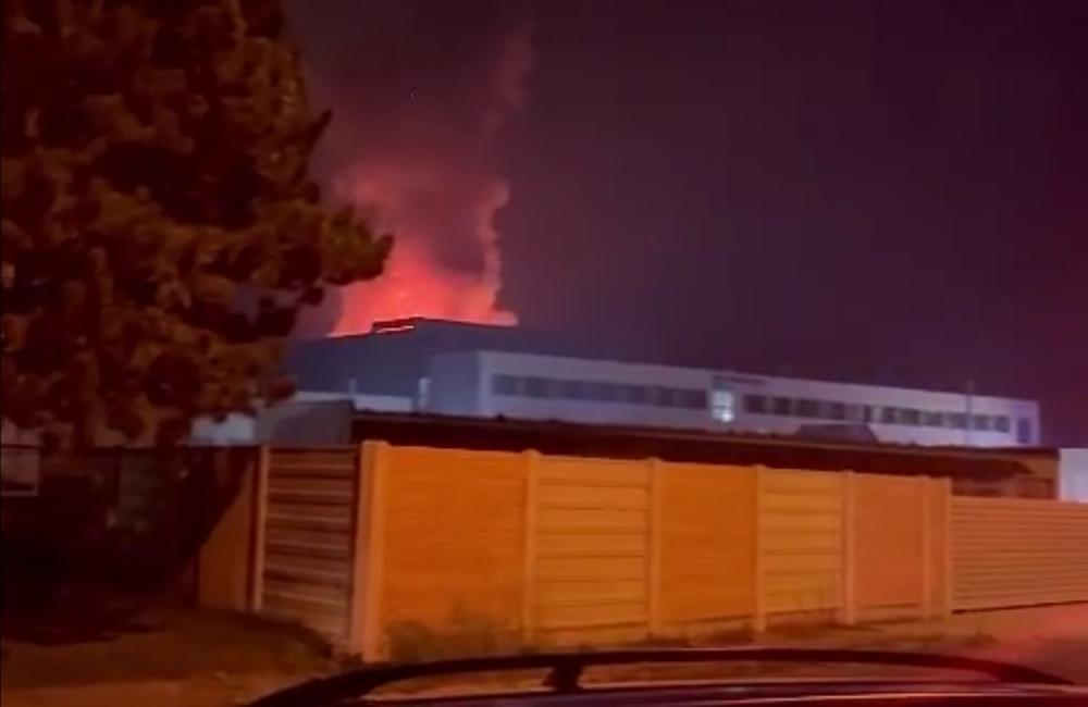 FOTO: Rozsiahly požiar v Trenčíne. Na mieste zasahujú desiatky dobrovoľných aj profesionálnych hasičov, foto 2