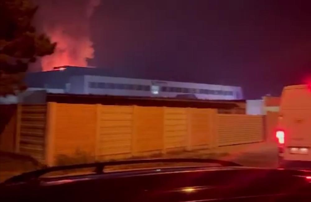 FOTO: Rozsiahly požiar v Trenčíne. Na mieste zasahujú desiatky dobrovoľných aj profesionálnych hasičov, foto 3