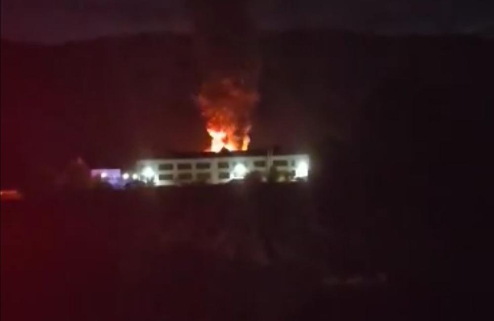 FOTO: Rozsiahly požiar v Trenčíne. Na mieste zasahujú desiatky dobrovoľných aj profesionálnych hasičov, foto 4