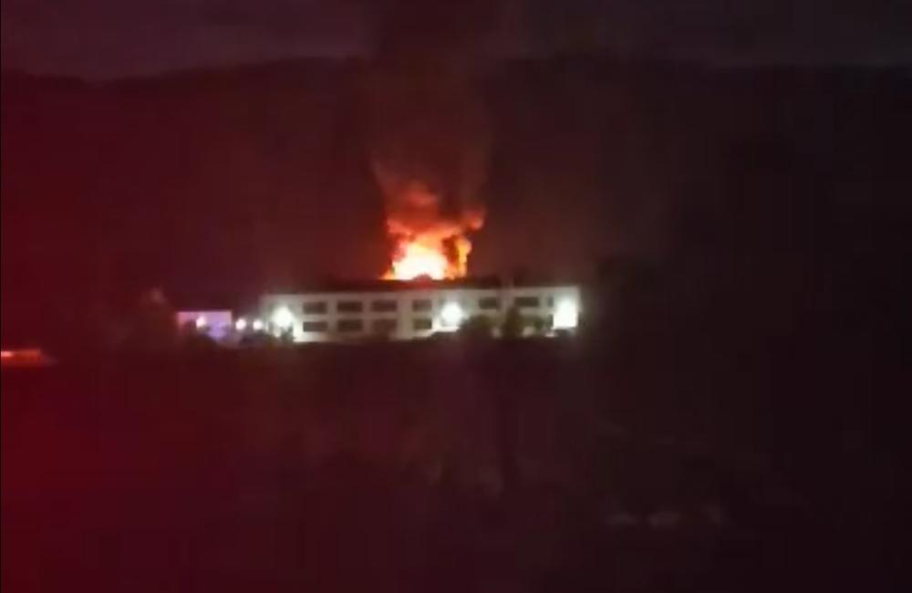 FOTO: Rozsiahly požiar v Trenčíne. Na mieste zasahujú desiatky dobrovoľných aj profesionálnych hasičov, foto 5