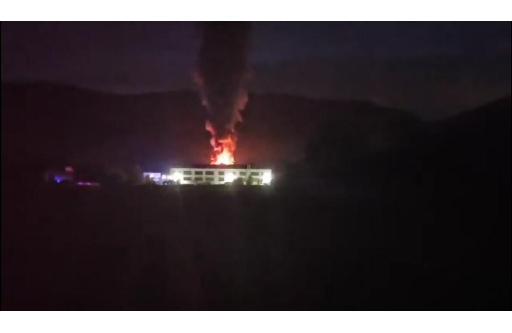 FOTO: Rozsiahly požiar v Trenčíne. Na mieste zasahujú desiatky dobrovoľných aj profesionálnych hasičov, foto 6