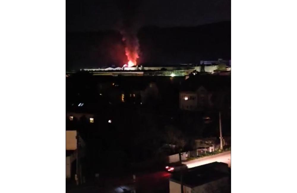 FOTO: Rozsiahly požiar v Trenčíne. Na mieste zasahujú desiatky dobrovoľných aj profesionálnych hasičov, foto 7