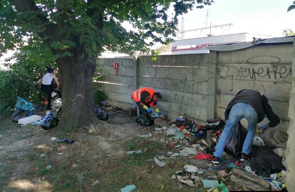 FOTO: V Trenčíne si povedali dosť! Neporiadok z parku musel zmiznúť, foto 3