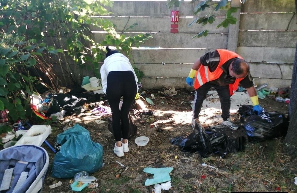 FOTO: V Trenčíne si povedali dosť! Neporiadok z parku musel zmiznúť, foto 4