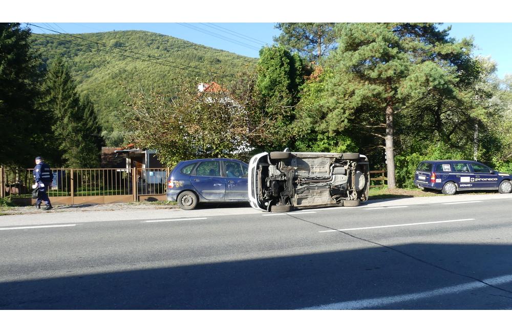 FOTO: Slovenskí aj českí hasiči bojovali s horiacim elektromobilom. Priznali, že to nie je ľahké, foto 1