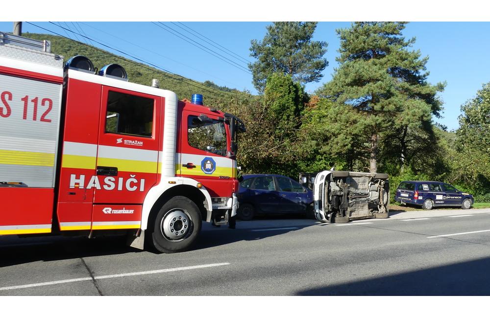 FOTO: Slovenskí aj českí hasiči bojovali s horiacim elektromobilom. Priznali, že to nie je ľahké, foto 2
