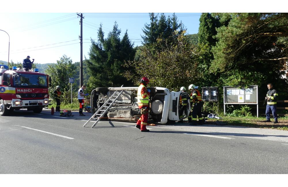 FOTO: Slovenskí aj českí hasiči bojovali s horiacim elektromobilom. Priznali, že to nie je ľahké, foto 3