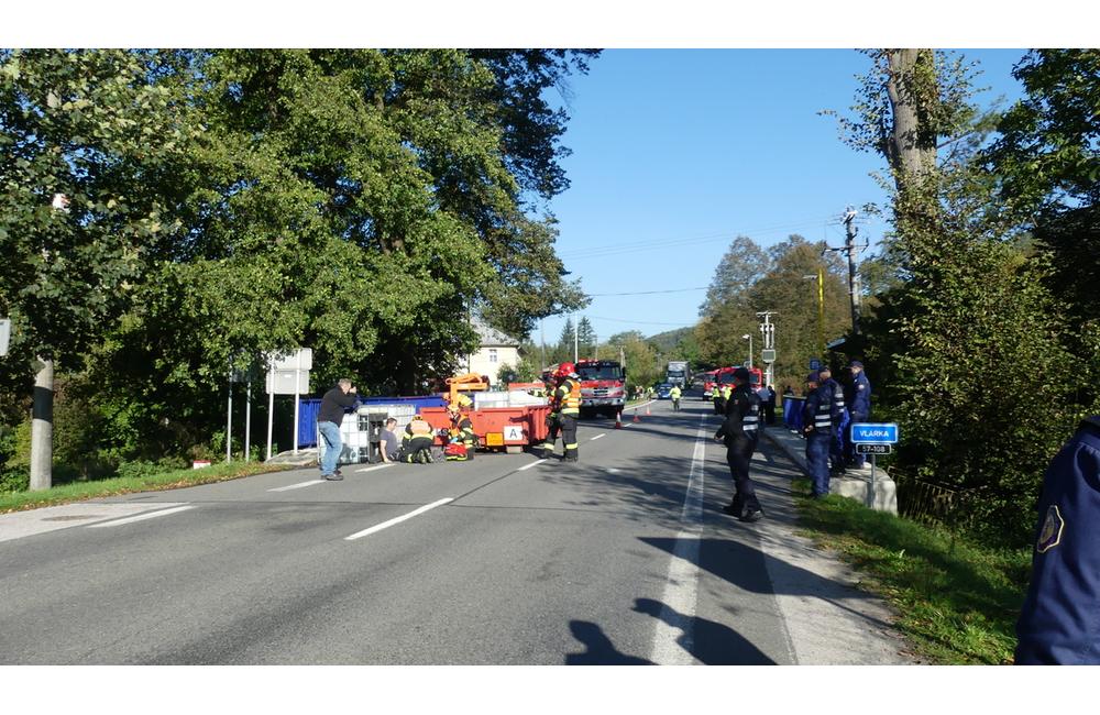 FOTO: Slovenskí aj českí hasiči bojovali s horiacim elektromobilom. Priznali, že to nie je ľahké, foto 4