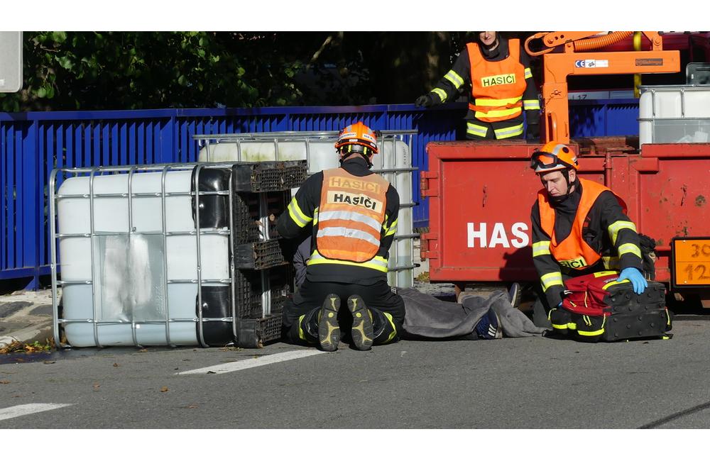 FOTO: Slovenskí aj českí hasiči bojovali s horiacim elektromobilom. Priznali, že to nie je ľahké, foto 5