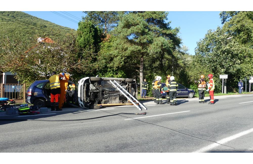 FOTO: Slovenskí aj českí hasiči bojovali s horiacim elektromobilom. Priznali, že to nie je ľahké, foto 6