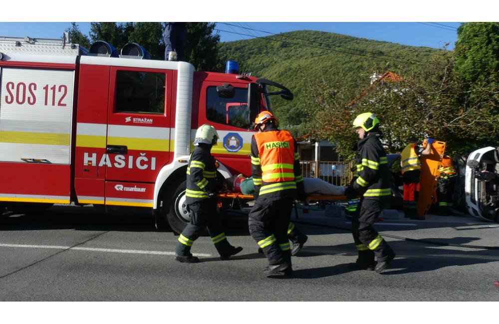 FOTO: Slovenskí aj českí hasiči bojovali s horiacim elektromobilom. Priznali, že to nie je ľahké, foto 7