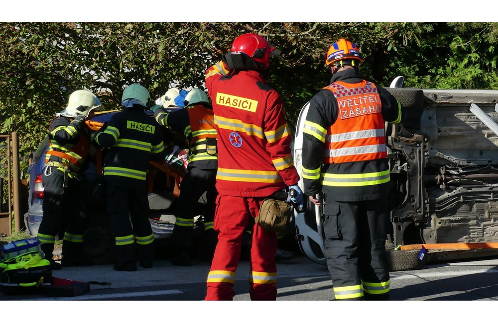 FOTO: Slovenskí aj českí hasiči bojovali s horiacim elektromobilom. Priznali, že to nie je ľahké, foto 8