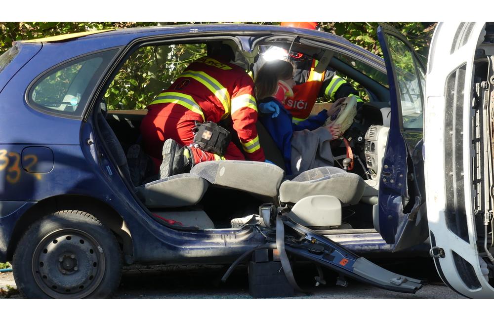 FOTO: Slovenskí aj českí hasiči bojovali s horiacim elektromobilom. Priznali, že to nie je ľahké, foto 9