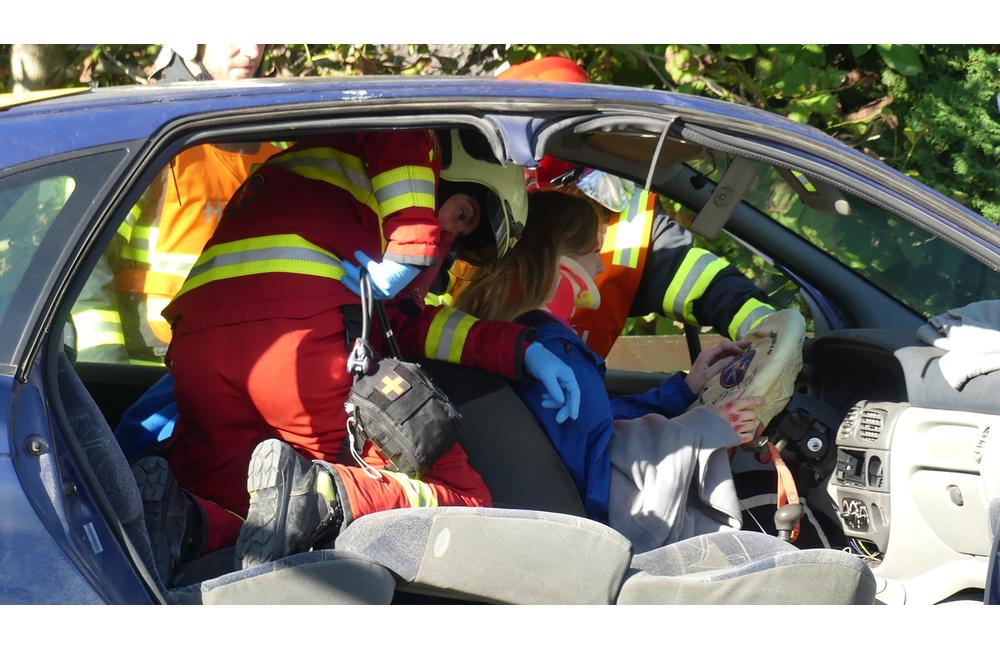 FOTO: Slovenskí aj českí hasiči bojovali s horiacim elektromobilom. Priznali, že to nie je ľahké, foto 10