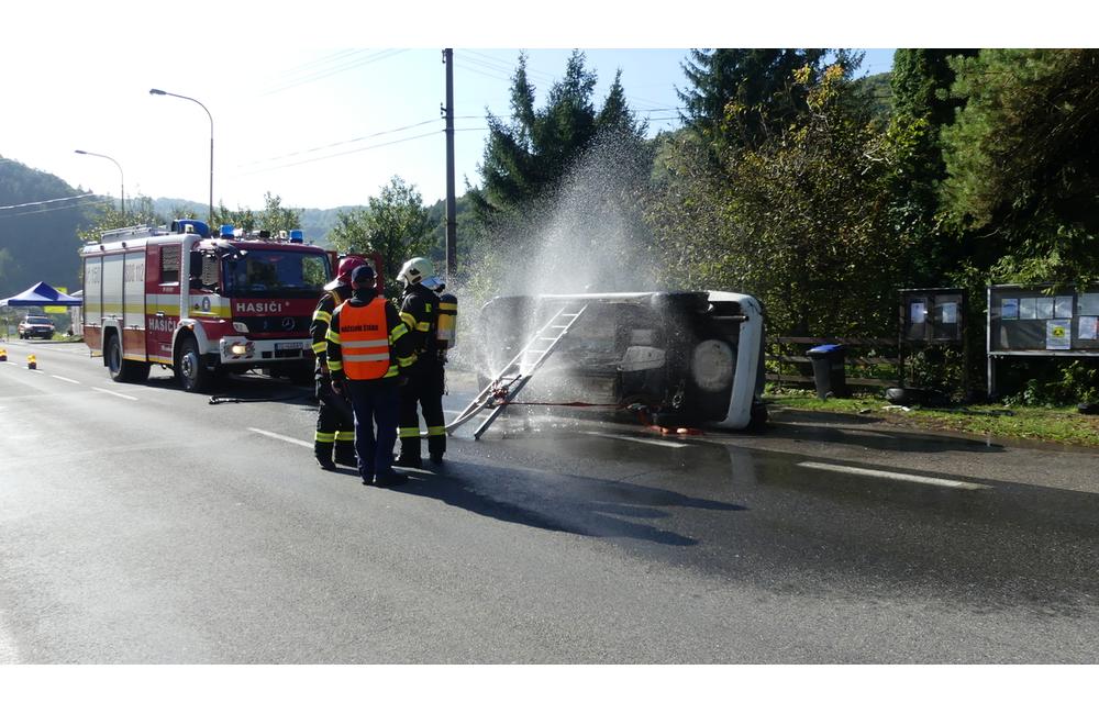 FOTO: Slovenskí aj českí hasiči bojovali s horiacim elektromobilom. Priznali, že to nie je ľahké, foto 11