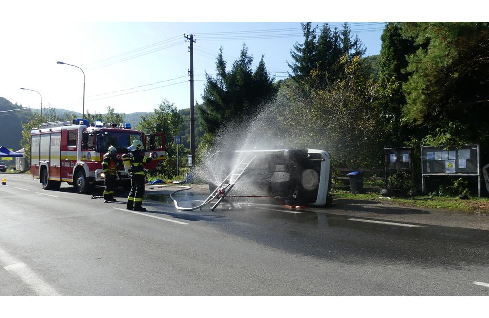 FOTO: Slovenskí aj českí hasiči bojovali s horiacim elektromobilom. Priznali, že to nie je ľahké, foto 12