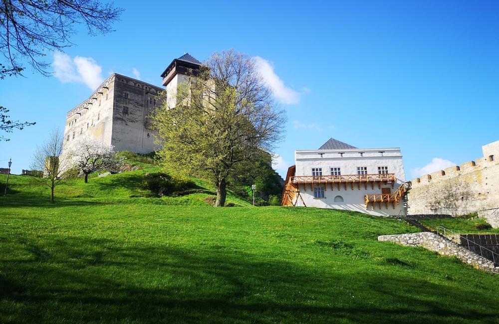 FOTO: S jubilejnými návštevníkmi na Trenčianskom hrade sa roztrhlo vrece, foto 1