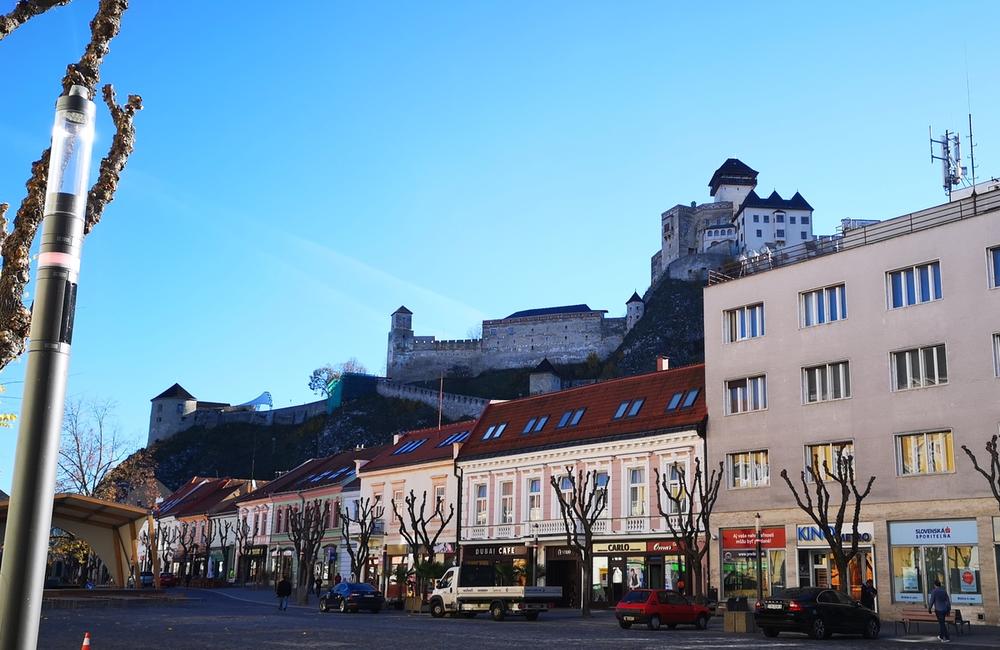 FOTO: S jubilejnými návštevníkmi na Trenčianskom hrade sa roztrhlo vrece, foto 2