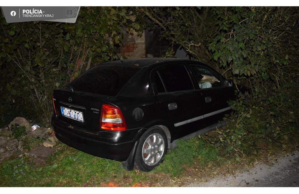 FOTO: Polícia našla pri Brezovej pod Bradlom auto zaparkované v kríkoch, foto 4