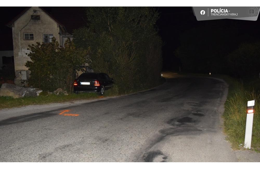 FOTO: Polícia našla pri Brezovej pod Bradlom auto zaparkované v kríkoch, foto 2